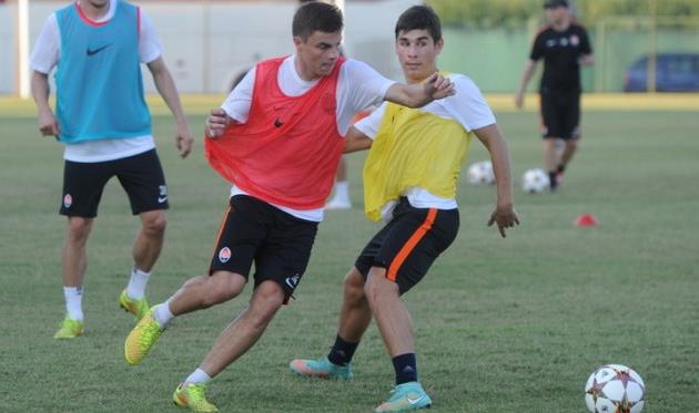 Руслан Малиновский (справа) против Максима Малышева, фото shakhtar.com