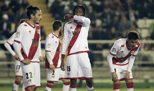 нудачливый Ба отличился автоголом, фото Víctor Lerena (EFE) 