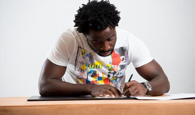 Бони подписывает контракт, mcfc.co.uk