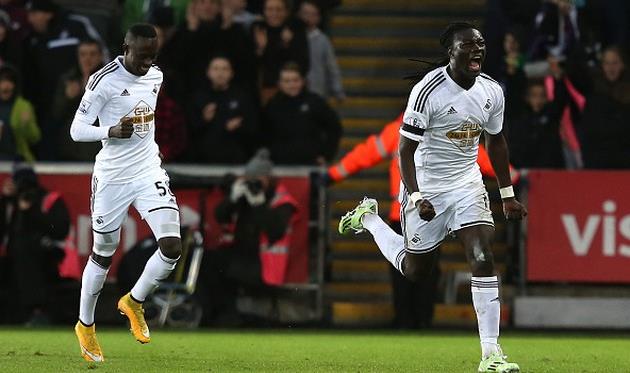 Гомис (справа) станет основным центрфорвардом Суонси, Getty Images 