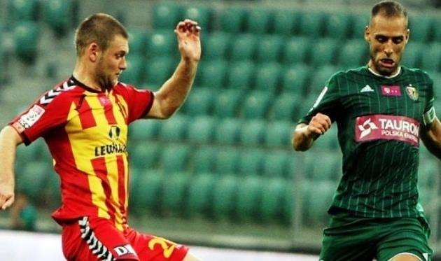 Петров (слева) в действии, onefootballagency.com