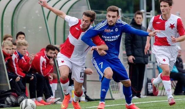 Денис Пеляк (зліва)