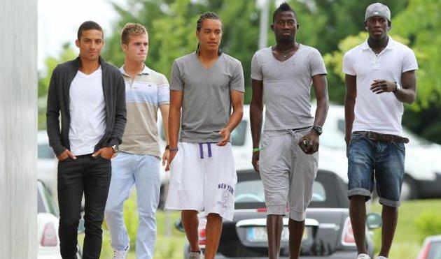 Элдер Кошта (в центре), maisfutebol.iol.pt