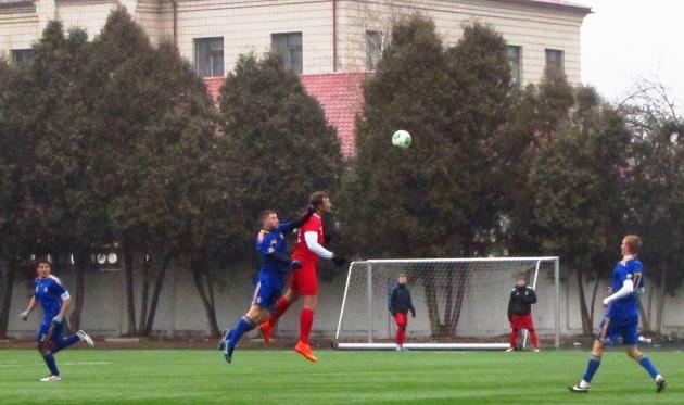 Пищур (в прыжке в красной форме) против студентов. Фото Артура Валерко, Football.ua.