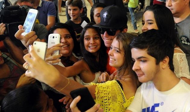 БЕРНАРД в окружении поклонников, shakhtar.com