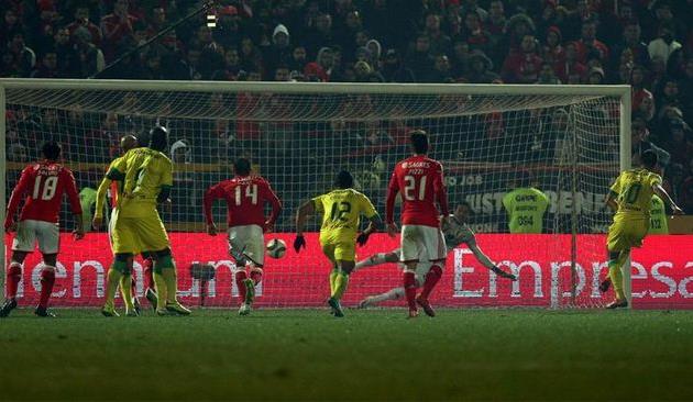 Серхио Оливейра переигрывает Сезара с точки, фото maisfutebol.iol.pt