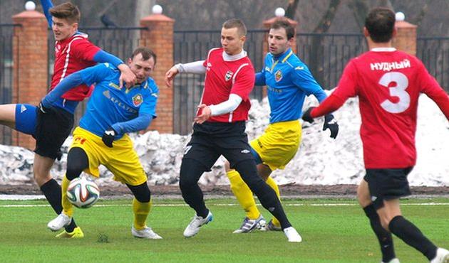 Артур Куприй (в центре, в красной форме), fcgornyak.dp.ua