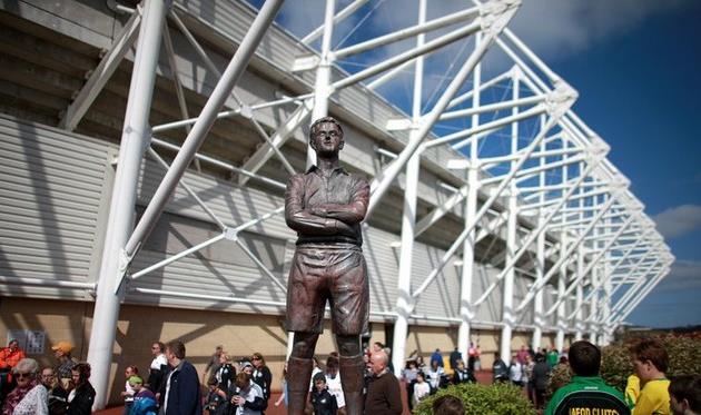 Памятник Айвору Оллчерчу возле стадиона Суонси, Sky Sports 