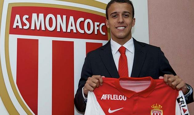 Матеус Карвальо со своей новой футболкой, asm-fc.com