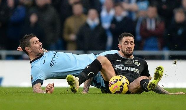 Ингз (справа) против Манчестер Сити, Getty images