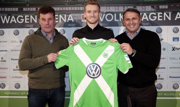 Андреа Шюррле (в центре), фото www.vfl-wolfsburg.de