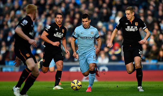 Серхио Агуэро в окружении соперников, Getty Images