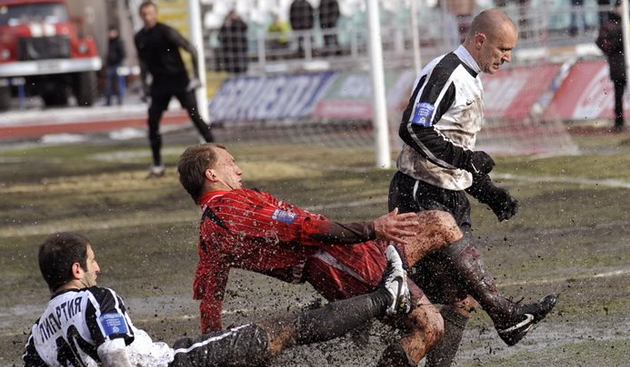 Вот такой он, весенний украинский футбол. Фото Football.ua