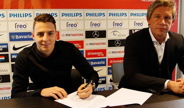 Ариас и спортивный директор ПСВ Марсель Брандс, psv.nl