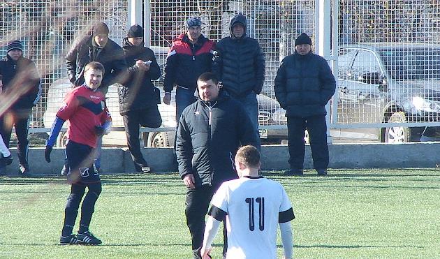 Владимир Мазяр на поле успокаивает игроков, Football.ua
