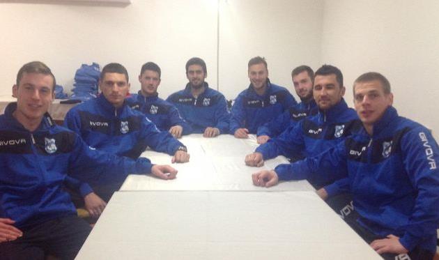 Павлов (четвертый справа) вместе с другими новичками Младости, fkmladostlucani.com