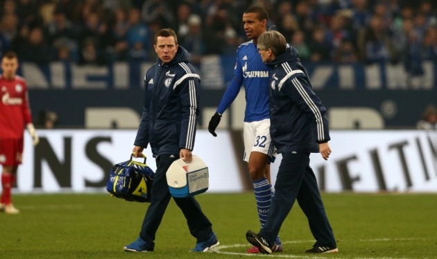 Жоэль Матип в сопровождении медиков, фото www.schalke04.de