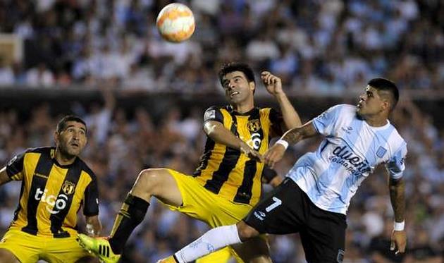 Густаво Боу против игроков Гуарани, ole.com.ar