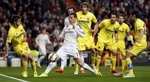 Криштиану Роналду в окружении соперников, as.com