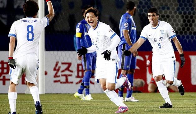 Ван Сон из Гуанчжоу Фули празднует забитый мяч, фото Getty Images