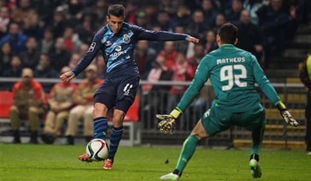 Тельо забивает победный гол, фото dn.pt