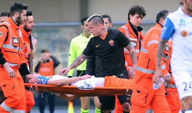 Федерико Маттьелло (на носилках) и Раджа Наингголан, фото getty images