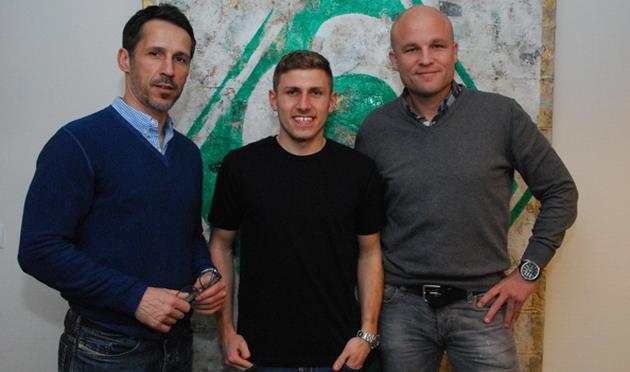 Левент Айчичек (по центру), werder.de