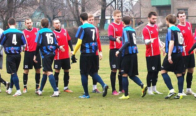 Игорь Чередниченко и Ярославе Ямполь (крайние слева, в красном), фото fcgornyak.dp.ua