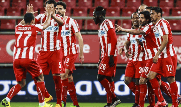 Радость игроков Олимпиакоса, superleaguegreece.net