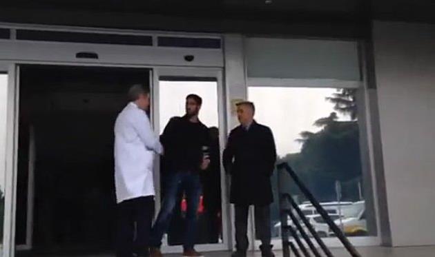 Рауль Гарсия (в центре) с гипсом покидает больницу, фото marca