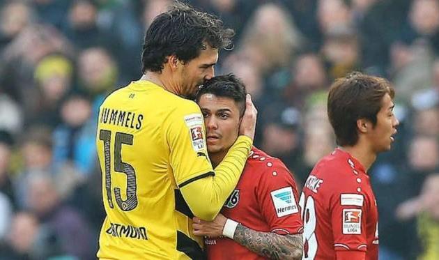 Матс Хуммельс уговаривает Леонардо Биттенкурта вернуться в Боруссию, фото Firo Sportphoto