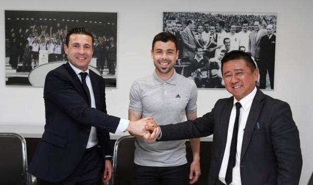 Хави Фуэго (в центре), фото www.valenciacf.com