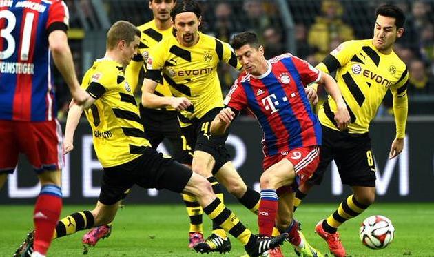 Левандовски в окружении дортмундцев, twitter.com