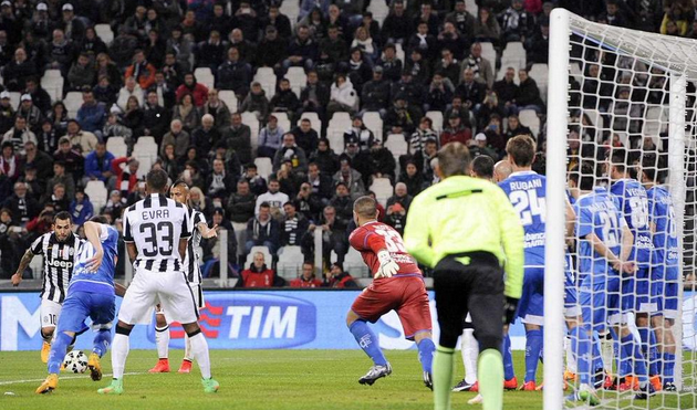 Так забивал очередной мяч Тевес, juventus.com