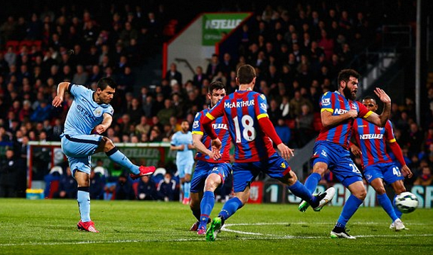 Агуэро пытается пробить, Getty Images