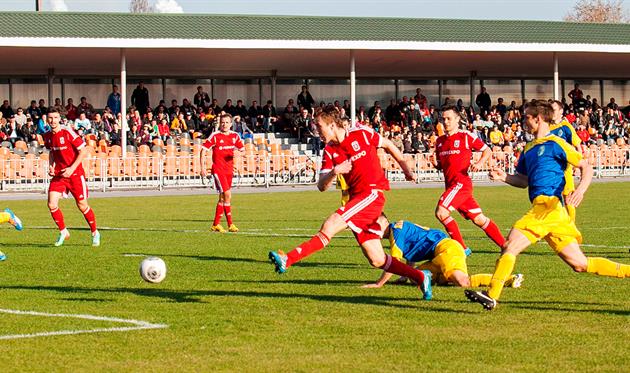 Герасимец (пробивает) стал одним из героев центрального матча тура, фото gornyak-sport.net