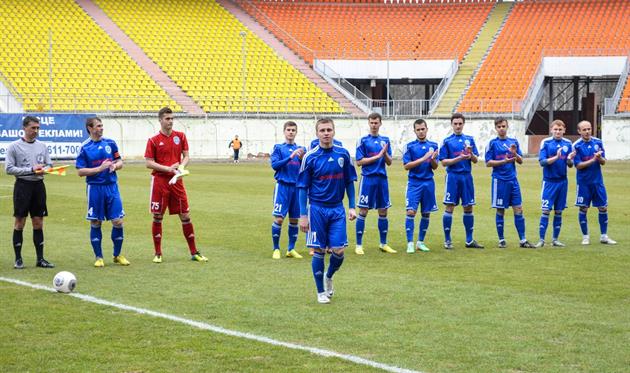 Александр Лебеденко (впереди по центру) оказался причастным к обоим голам своей команды, фото fc.sumy.ua