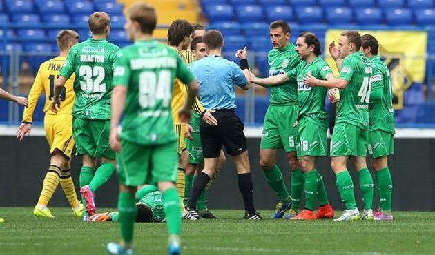 СУперечка гравців Металіста та Карпат, фото Олександра Осипова, football.ua