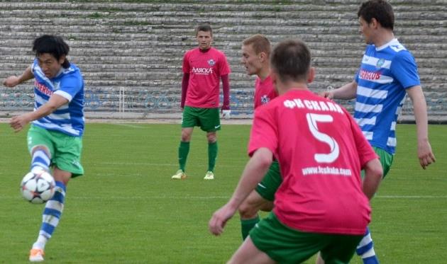 Шальной удар Цоя (слева) не помог Кристаллу удержаться в первой пятерке, фото fckristal.com