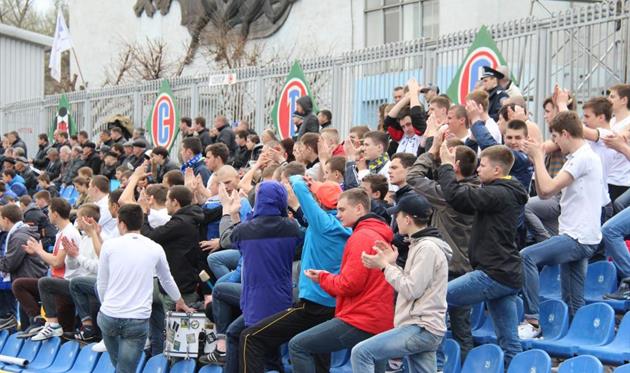 Респект тем фанам, кто отложил шашлык ради футбола, фото fcstal.com.ua