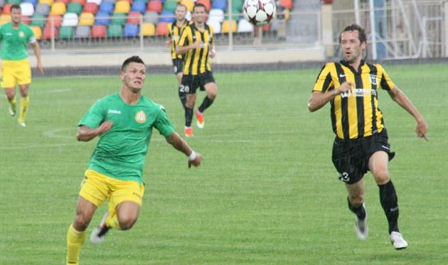 Шестаков (слева) – свой среди чужих, фото fcnyva.te.ua