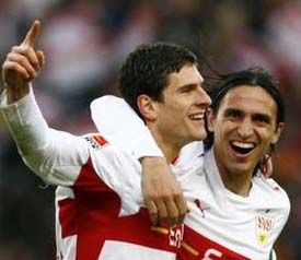 Гомес отмечает гол в ворота 