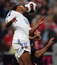 Роланду против Подольски в матче Кубка УЕФА