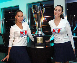 Заветный трофей... посередине, фото sv.ua