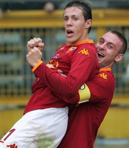 Отмечают гол Таддеи, фото AP