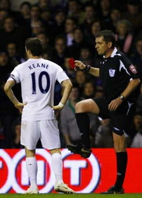 Фил Дауд, выплясывая, показывает красную карточку Робби Кину, Reuters