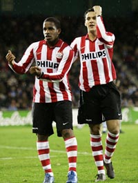 Только что Фарфан (слева) вывел ПСВ в единоличные лидеры чемпионата, psv.nl