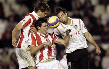 Ллоренте (крайний слева) перепрыгивал и своих, и чужих, фото AFP