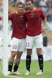Тотти и Вучинич, asroma.it