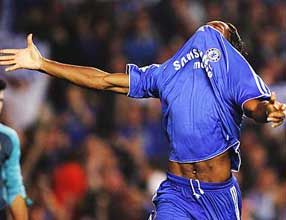 Дидье прячется от лучика :)